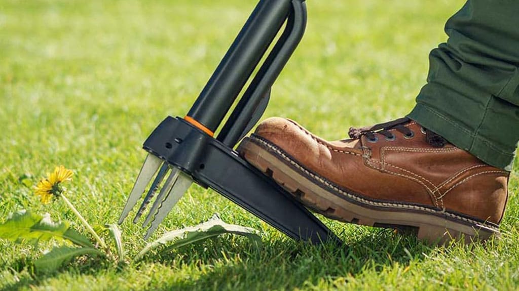 Fiskars 4-Claw Stand-Up Weed Puller Tool -Gardening Hand Weeding Tool